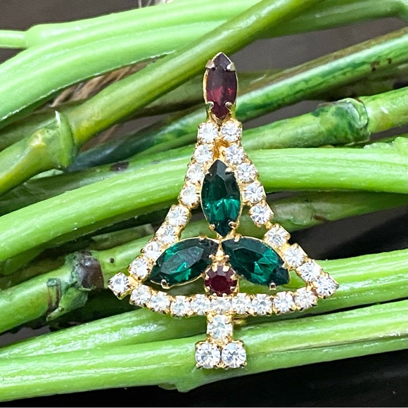 Vintage Glistening Red Green Crystal Rhinestone Festive Christmas Tree Brooch - Picture 2 of 10